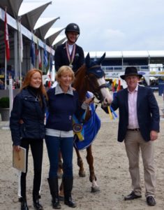 (L-R): Heather Dean Wright (breeder), Sharon Fitzpatrick (former owner), The winning combination & Enda Carroll of Ashford Farm (owner).