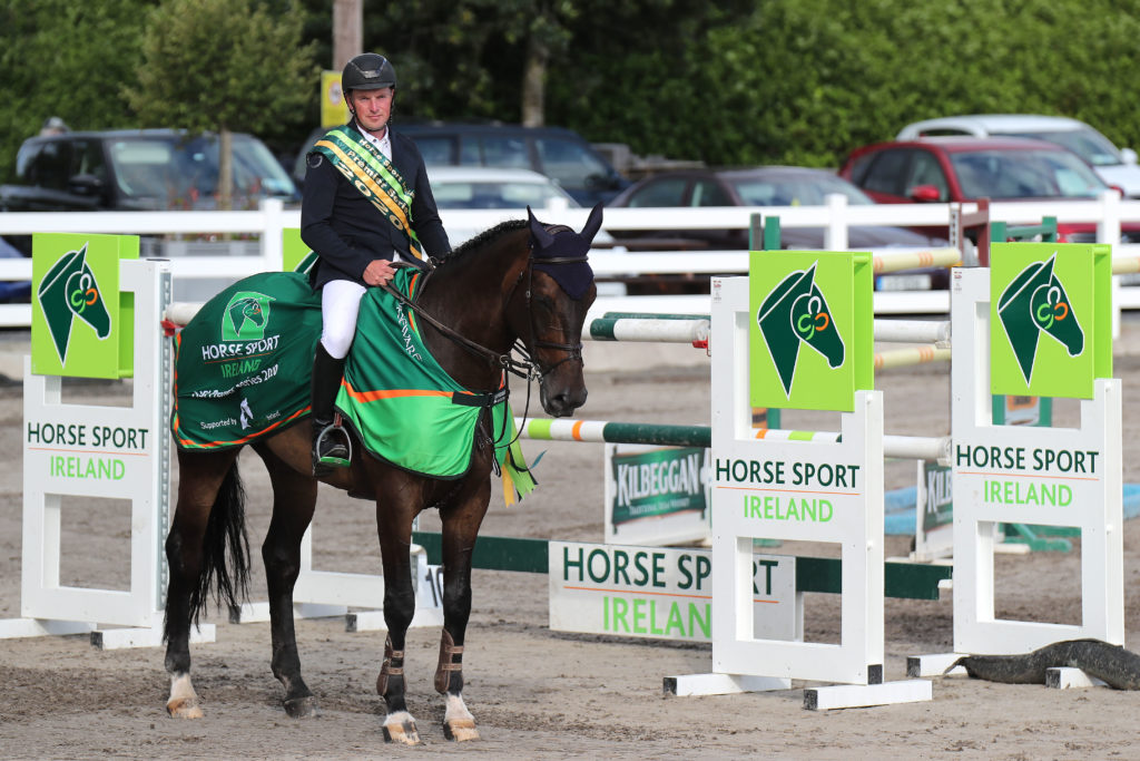 Ger O'Neil and MHS High Hopes are presented with their sash and rug after winning the second leg of the HSI Premier Series